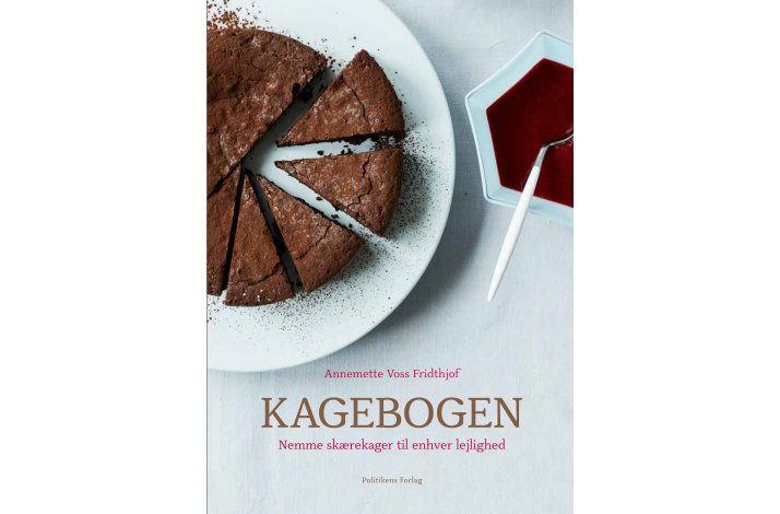 Se KAGEBOGEN AF ANNEMETTE VOSS + 2 POSER KAGEMEL FRA SKÆRTOFT MØLLE hos Skaertoft.dk